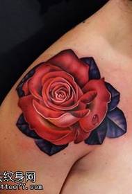 Patrón de tatuaje de rosa roja en las espinas del hombro