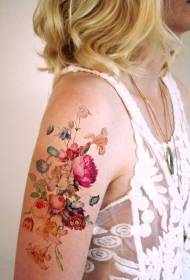 Modello realistico del tatuaggio del fiore realistico del braccio