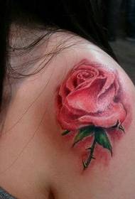 Sarkanas rozes tetovējuma raksts uz pleca