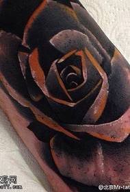 Pola tato mawar besar yang realistis