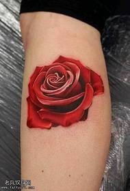 ٹانگ پر ایک روشن سرخ گلاب کا ٹیٹو
