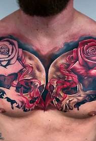 Rose tatoveringsmønster på brystet