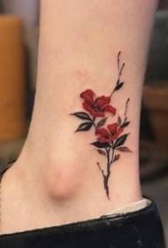 Satu set desain tato bunga merah untuk anak perempuan