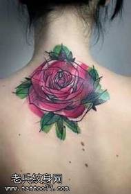 Όμορφο τριαντάφυλλο τατουάζ στο πίσω μέρος