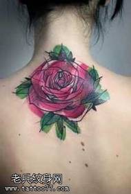 Bellissimo tatuaggio rosa sul retro