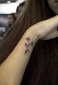 Žensko zapestje na črno sivi skici literarni majhen vzorec tatoo svežega cvetja