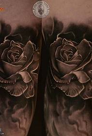 Бедро реалистичен модел татуировка на роза
