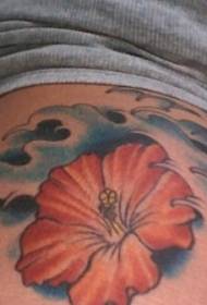 Na ramenu obarvan hibiskus z valovitim vzorcem tatoo