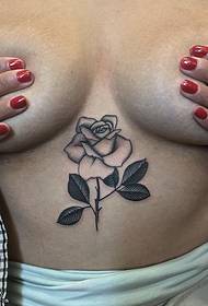 Krūškurvja rožu tetovējuma modelis