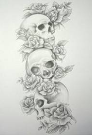 Una varietà di schizzi neri e grigi indicano abilità letterarie bellissimi fiori che dominano il manoscritto del tatuaggio