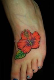 Festett akvarell vázlat a lány lábán, gyönyörű virág tetoválás képe