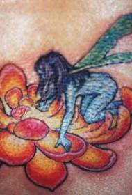 Vzorec tetovaže modrega elfa na oranžnih cvetovih