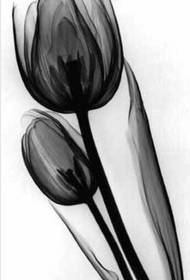 Татуировка в виде цветка тюльпана ручной работы