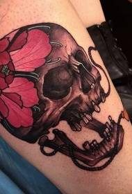 Crâne humain coloré de style nouveau jambe avec photo de tatouage de fleur