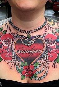 Motivo per tatuaggi rosa sul petto sul petto