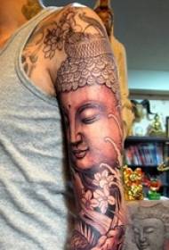 Odrůda slavnostních a vážně malovaných květin a návrhů tetování Buddhy