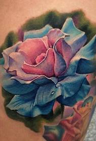 una varietà di tatuaggi floreali colorati