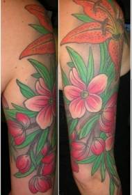 Imagem de tatuagem de cor de pêssego e lírio no ombro