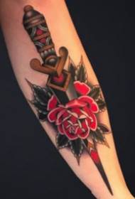 Tatuaggio con rosa rossa e pugnale di coltelli