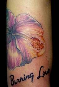 Tatouage d'hibiscus lilas de couleur aux jambes