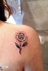 Stražnji uzorak tetovaže ruža