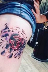 Pigens lår malede akvarel skitserer kreative litterære smukke blomster sarte tatoveringsbilleder