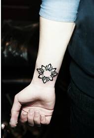 Bela mão criativa olhando padrão de tatuagem preto flor cinza