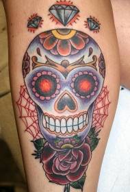 Braccio di zucchero colorato con teschio rosa e motivo tatuaggio diamante