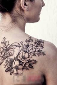 Mergaitės nugaros juodos linijos eskizas kūrybingas gražus gėlių tatuiruotė paveikslėlį