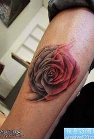 Modello di tatuaggio rosa delle gambe