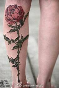 Wzór tatuażu nóg ciernie róża