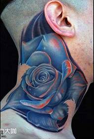 Uzorak tetovaže plave ruže na vratu