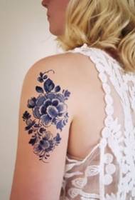 Krásna sada vzorov modrej a bielej tetovania