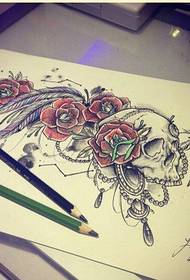 Gepersonaliseerde roos schedel veer tattoo manuscript foto foto