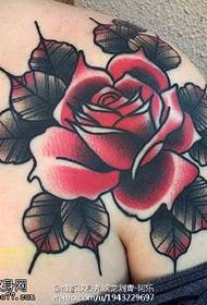 Ruž tetovaža uzorak na ramenima od trnja