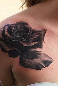 Schouder realistische zwarte roos tattoo patroon