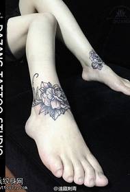 Klassinen ruusu tatuointi jalka