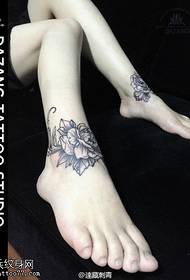 Tatuaggio classico rosa sul piede