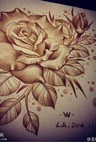 Czarno-szary szkic róży obraz tatuażu