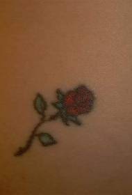 Kleine frische kleine Rose Tattoo auf der Rückseite des Arms