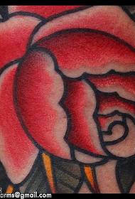 Duży tatuaż z różą na plecach