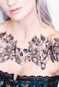Девојка под клавикулата црна скица креативни убави цвеќиња череп слики за тетоважа