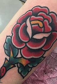 Uzliesmojošs rožu tetovējums uz rokas