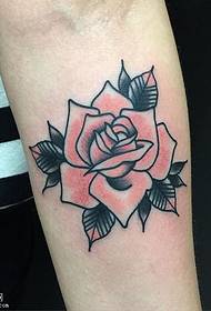 Tatuaggio rosa con spine sul braccio