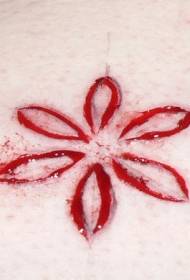 Hombro cortado sangre rasguños piel tatuaje simple flor