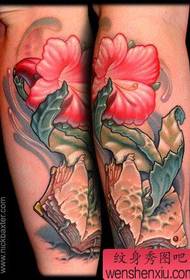 Modello del tatuaggio: Immagine del modello del tatuaggio del fiore del libro della gamba