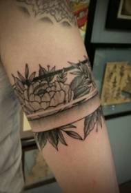Braccio della ragazza sul punto di schizzo grigio nero immagine creativa creativa del tatuaggio della corona del fiore di abilità della spina del punto