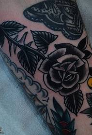 Теля чорна сіра троянда візерунок татуювання