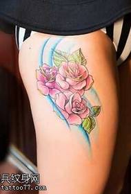 Patrón de tatuaje de rosa rosa de pierna