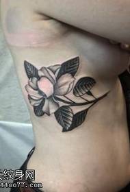 Šoninis užpakalinės rožės tatuiruotės modelis